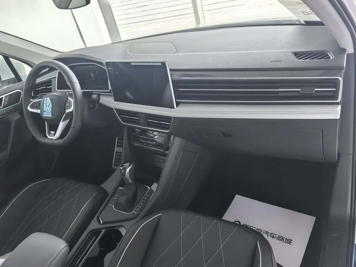 大众 途观L 2025款 出众款 330TSI 自动两驱R-Line龙耀版 3