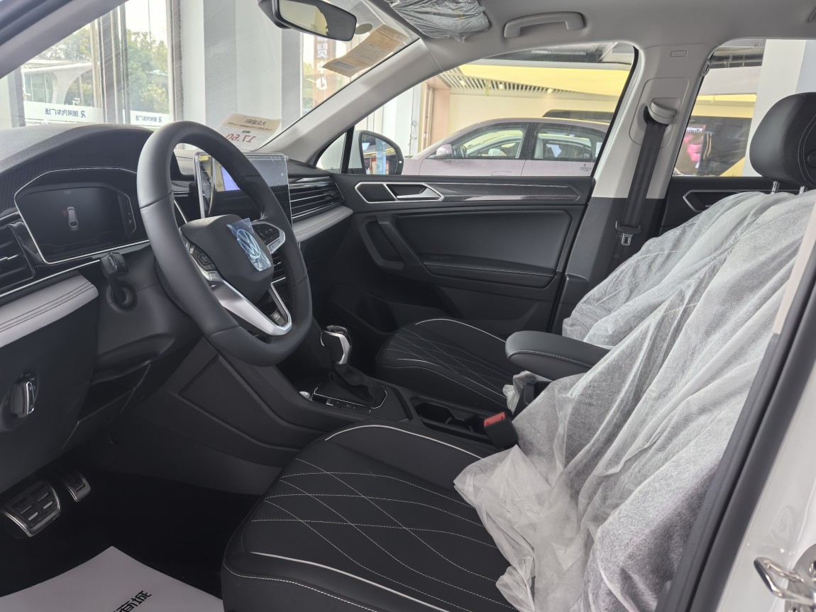 大众 途观L 2025款 出众款 330TSI 自动两驱R-Line龙耀版 5