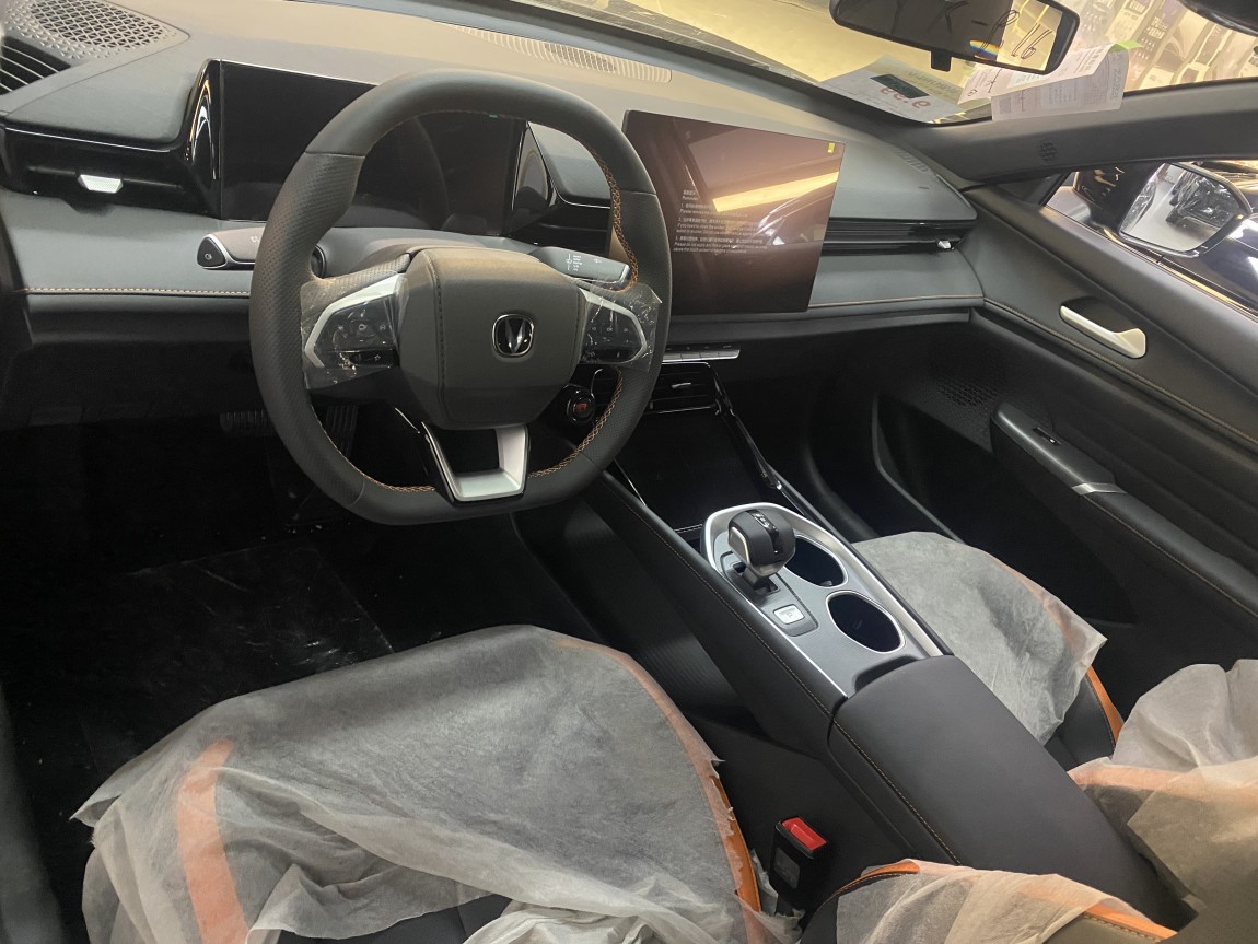 长安UNI-V 2025款 1.5T 500Bar尊贵型 3