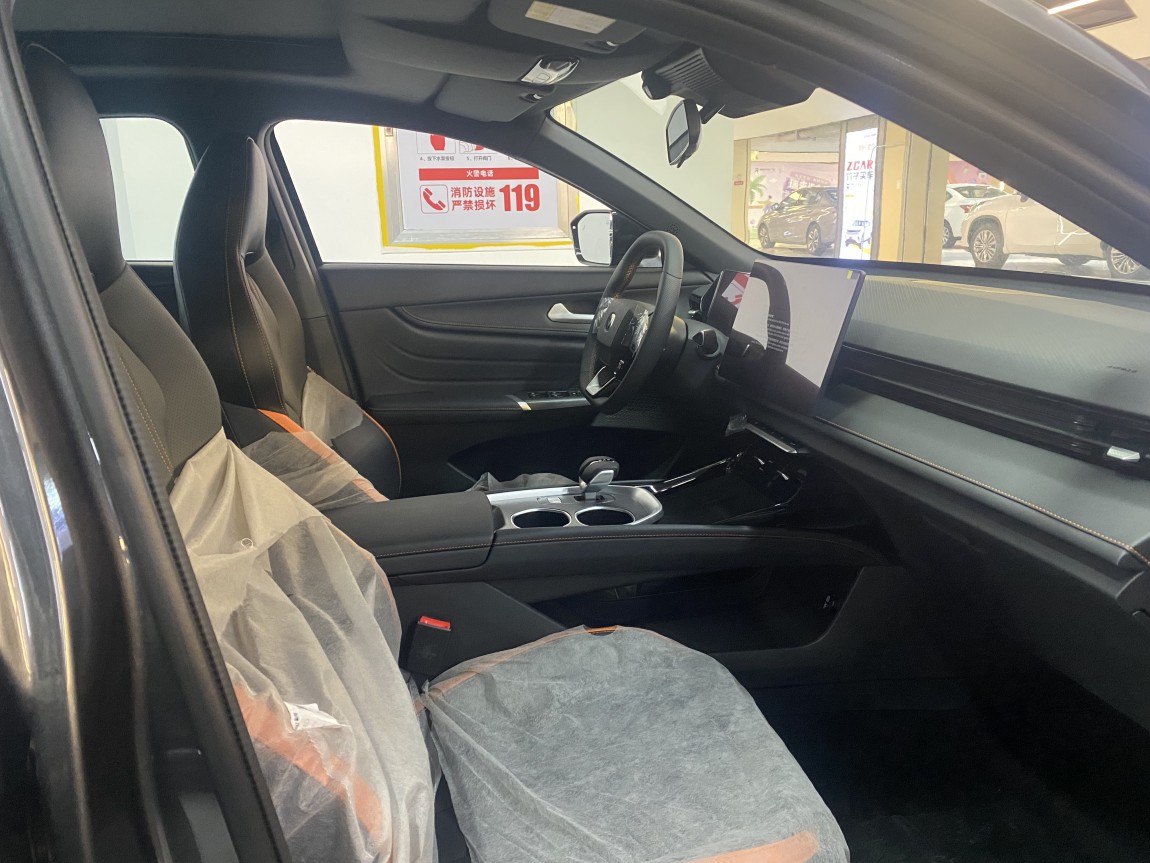 长安UNI-V 2025款 1.5T 500Bar尊贵型 6