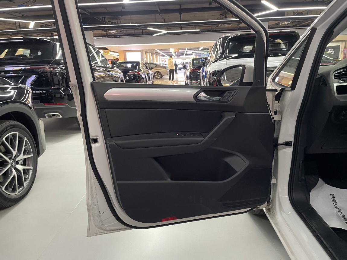 大众 途安 2021款 途安L 280TSI DSG风尚版 7座 8