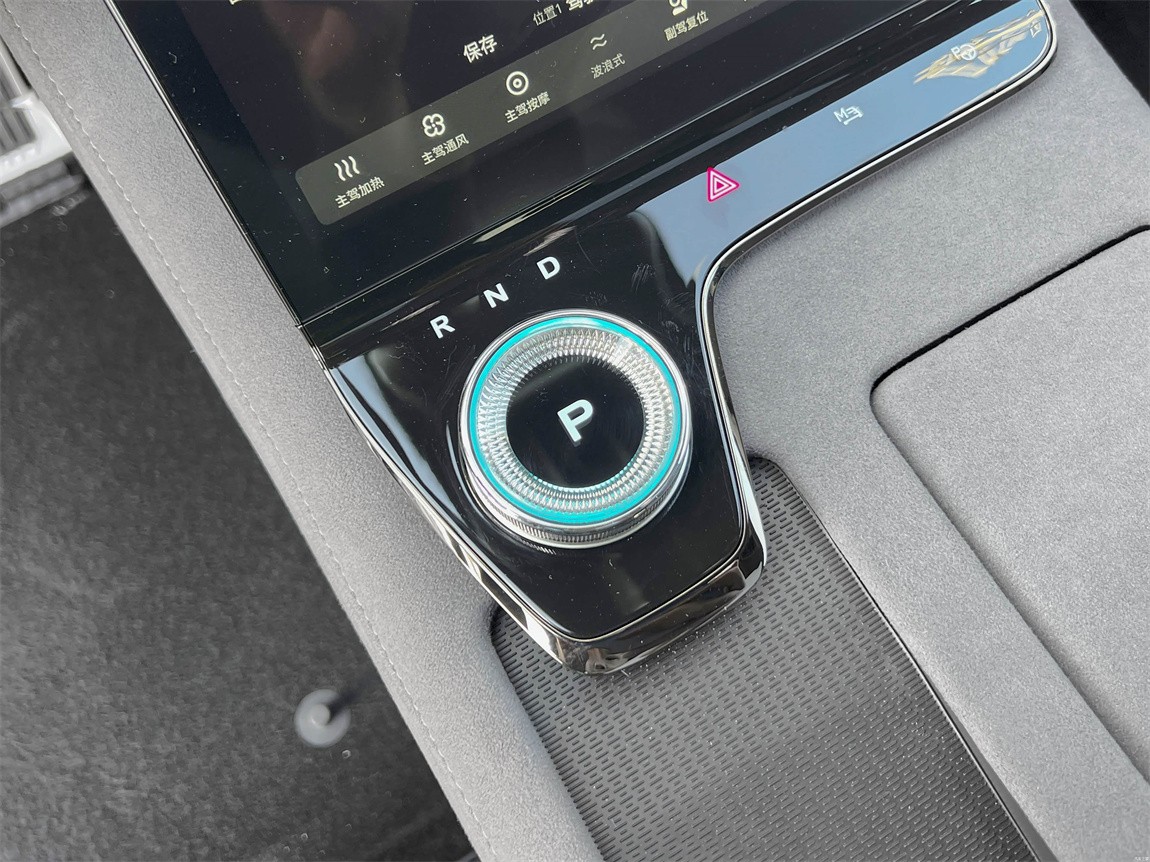 岚图追光 2024款 PHEV 四驱超长续航行政版 9