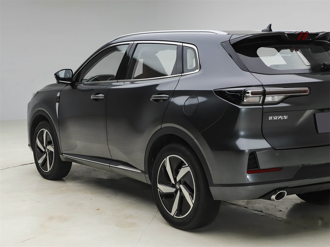 长安CS55PLUS 2025款 第三代 蓝鲸 1.5T 500Bar尊贵型 18