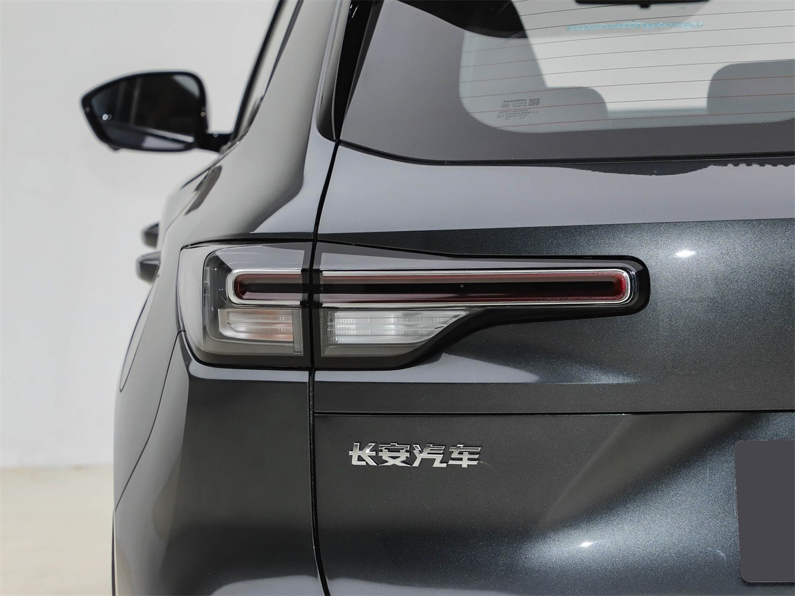 长安CS55PLUS 2025款 第三代 蓝鲸 1.5T 500Bar尊贵型 19