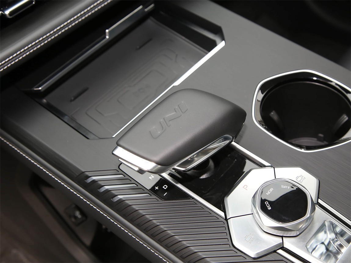 长安UNI-K 2024款 2.0T 两驱全球行版 9