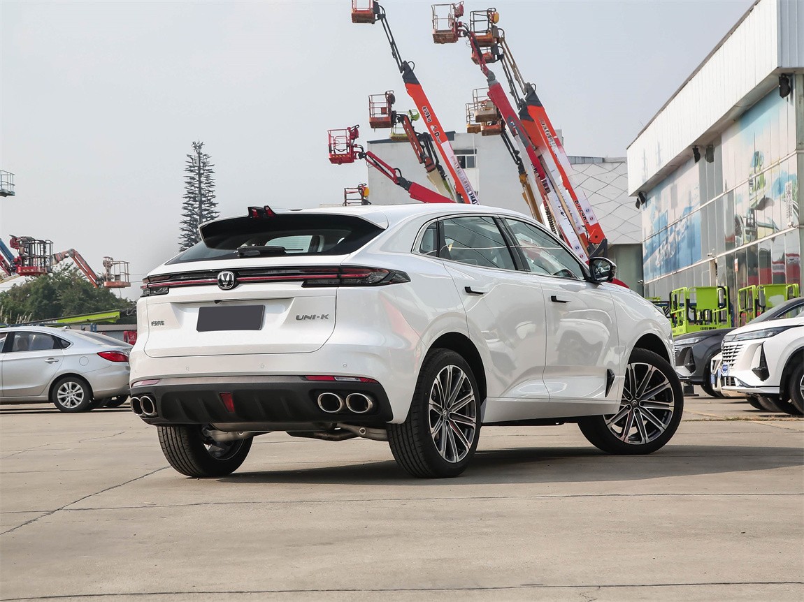 长安UNI-K 2024款 2.0T 两驱全球行版 17