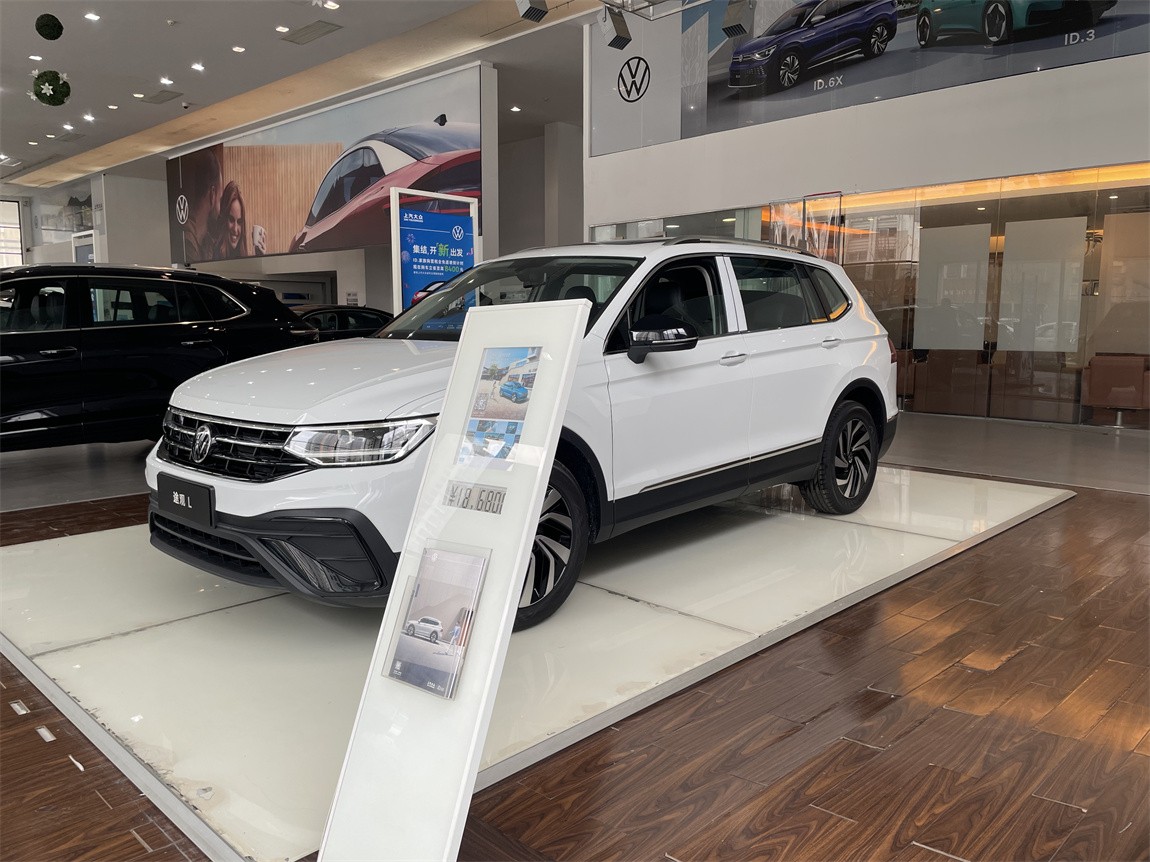 大众 途观L 2025款 出众款 300TSI 自动两驱龙腾版