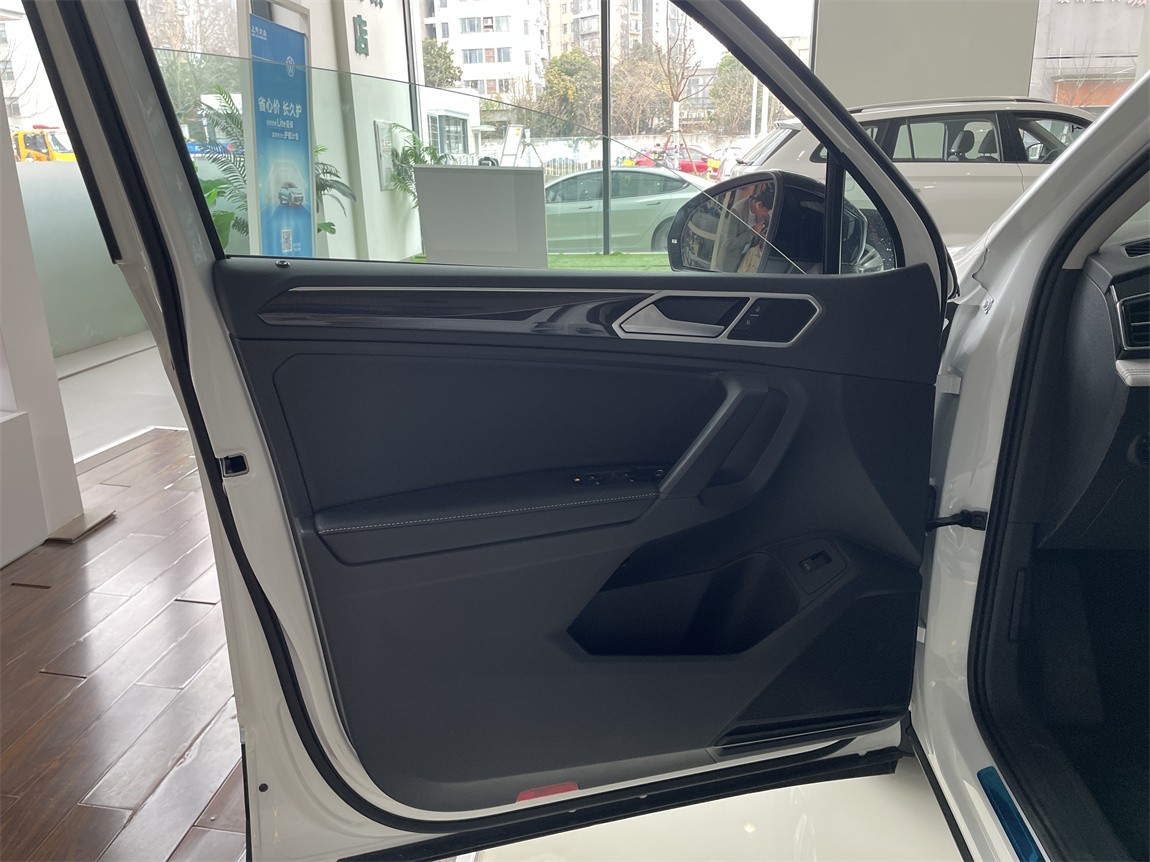大众 途观L 2025款 出众款 300TSI 自动两驱龙腾版 4