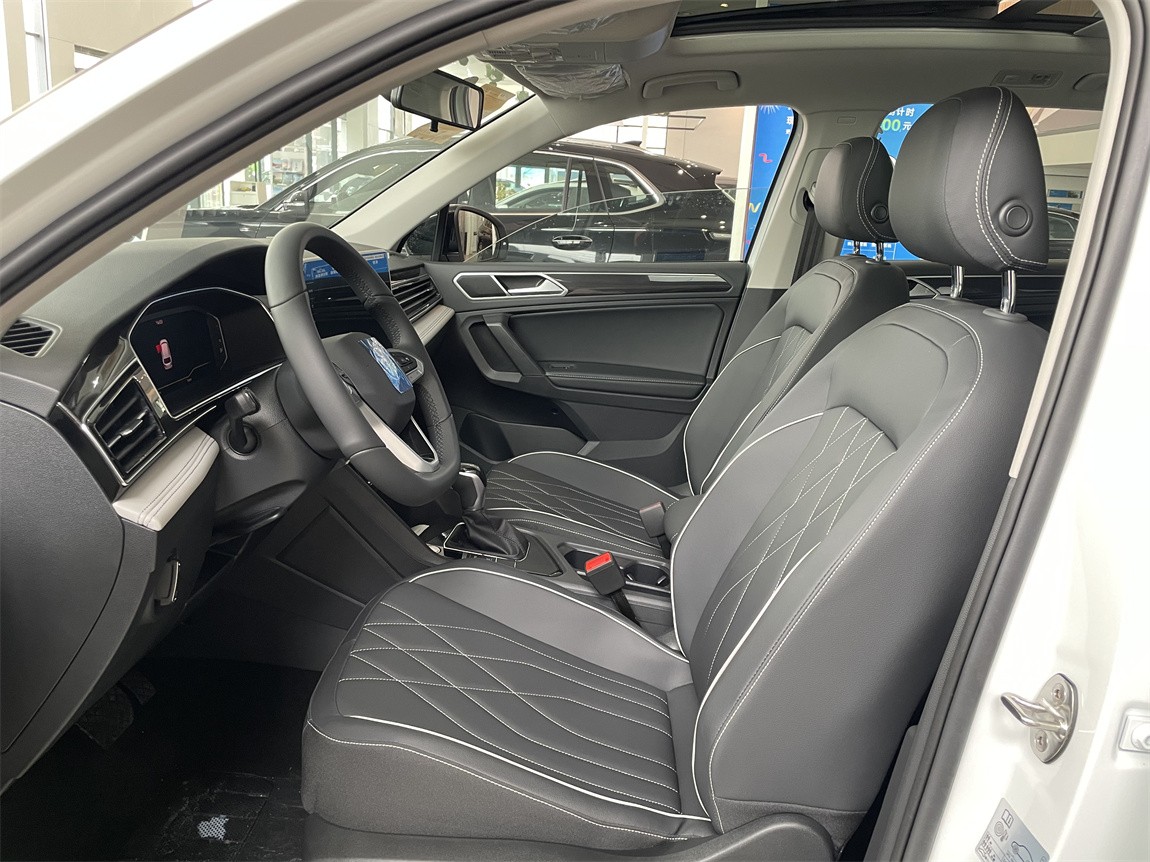 大众 途观L 2025款 出众款 300TSI 自动两驱龙腾版 7