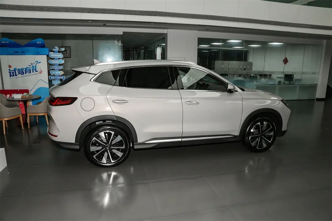 比亚迪 宋PLUS新能源 2025款 EV 605km 旗舰型 7