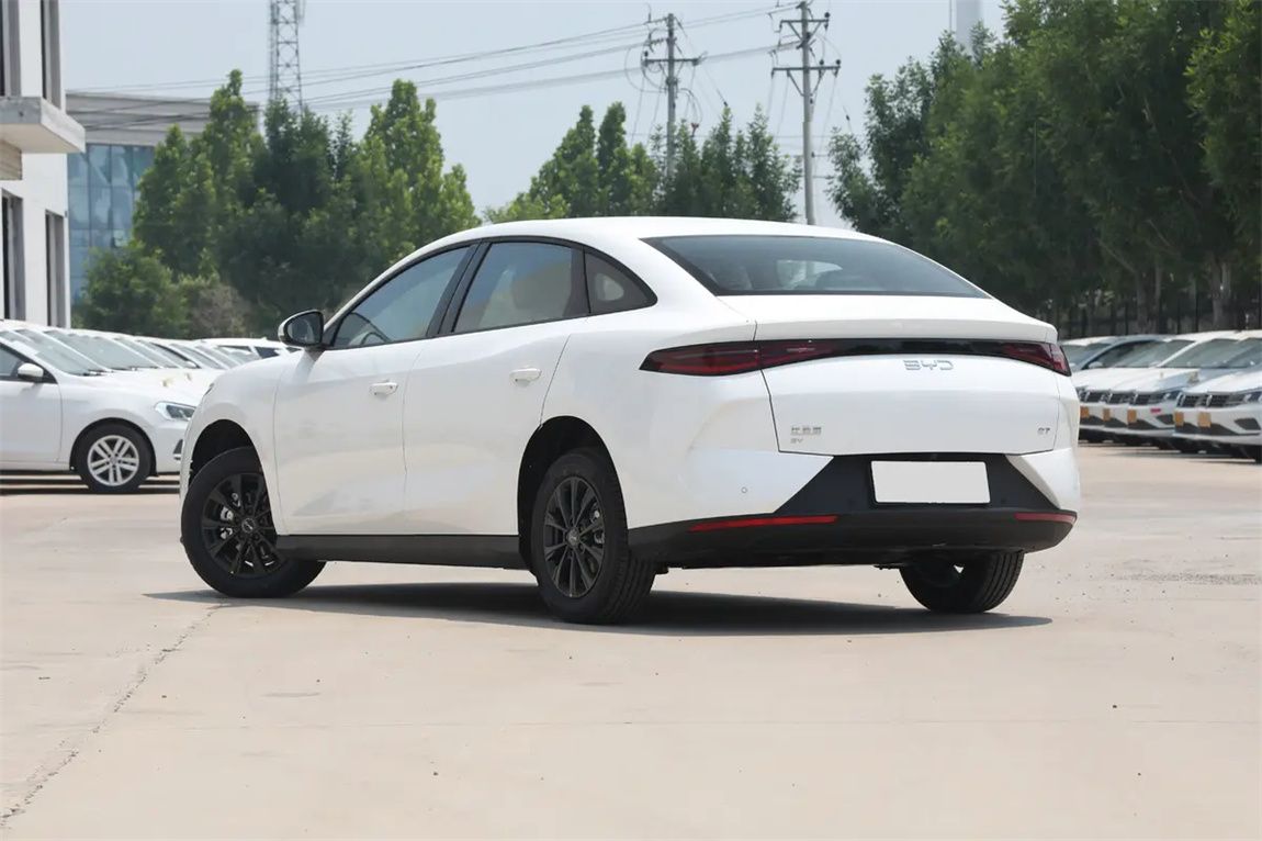 比亚迪e7 2025款 520智惠版 8