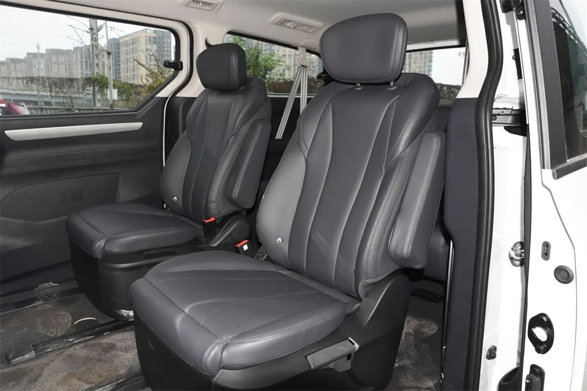 大通G10 2025款 2.0L 手动多功能版 汽油 7座 6