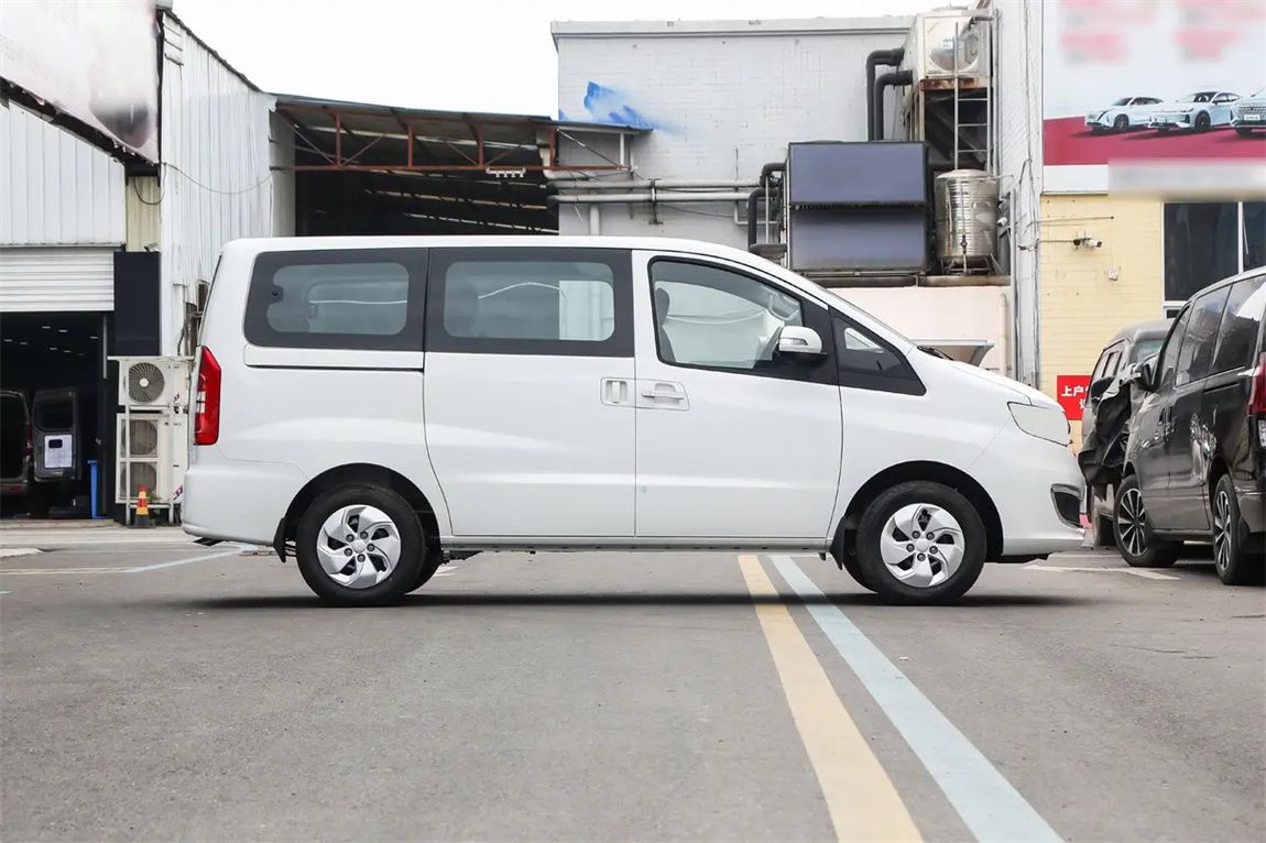 江淮瑞风 瑞风M3 2025款 1.5T 手动智联版 7/8座 8